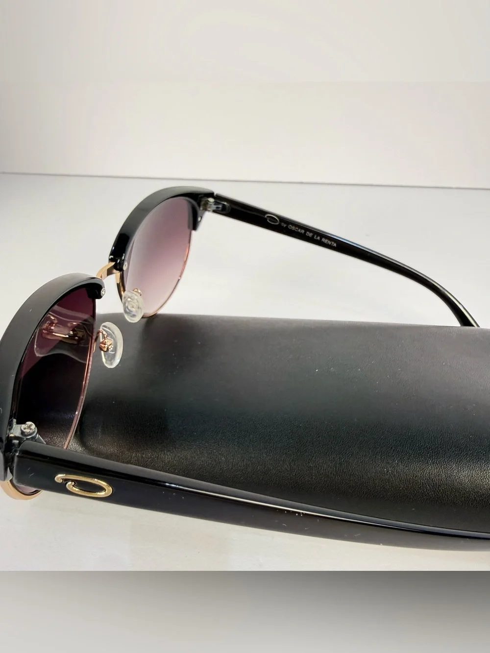 Oscar de la Renta frames are